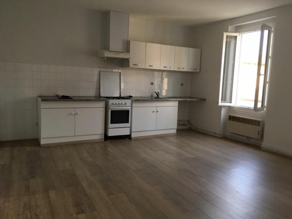 Castelmoron sur Lot, dans une rue calme, au premier étage d'un immeuble tranquille composé de deux logements, agréable T3 en bon état de 58,89 m2 comprenant séjour lumineux orienté est, deux chambres dont une grande avec un balcon agréable à l'ouest, sall , Castelmoron