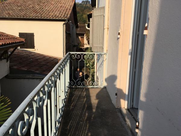 Castelmoron sur Lot, dans une rue calme, au premier étage d'un immeuble tranquille composé de deux logements, agréable T3 en bon état de 58,89 m2 comprenant séjour lumineux orienté est, deux chambres dont une grande avec un balcon agréable à l'ouest, sall , Castelmoron
