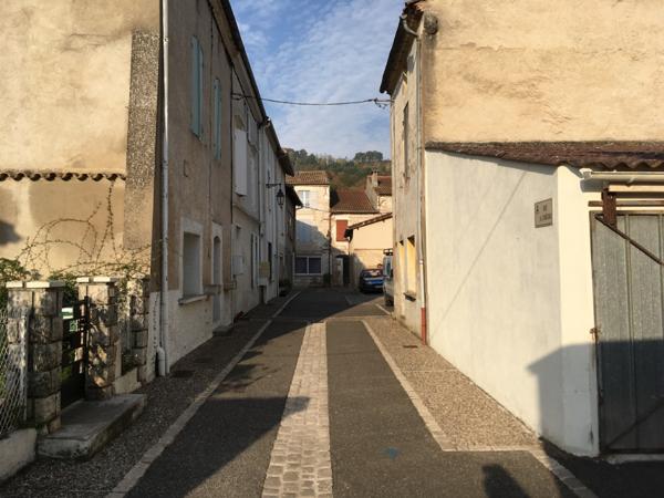 Castelmoron sur Lot, dans une rue calme, au premier étage d'un immeuble tranquille composé de deux logements, agréable T3 en bon état de 58,89 m2 comprenant séjour lumineux orienté est, deux chambres dont une grande avec un balcon agréable à l'ouest, sall , Castelmoron