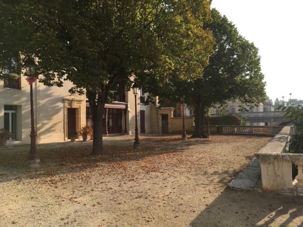 Castelmoron sur Lot, dans une rue calme, au premier étage d'un immeuble tranquille composé de deux logements, agréable T3 en bon état de 58,89 m2 comprenant séjour lumineux orienté est, deux chambres dont une grande avec un balcon agréable à l'ouest, sall , Castelmoron