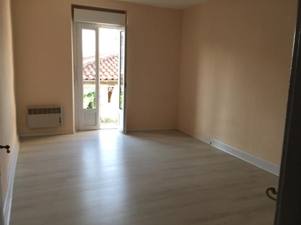 Castelmoron sur Lot, dans une rue calme, au premier étage d'un immeuble tranquille composé de deux logements, agréable T3 en bon état de 58,89 m2 comprenant séjour lumineux orienté est, deux chambres dont une grande avec un balcon agréable à l'ouest, sall , Castelmoron