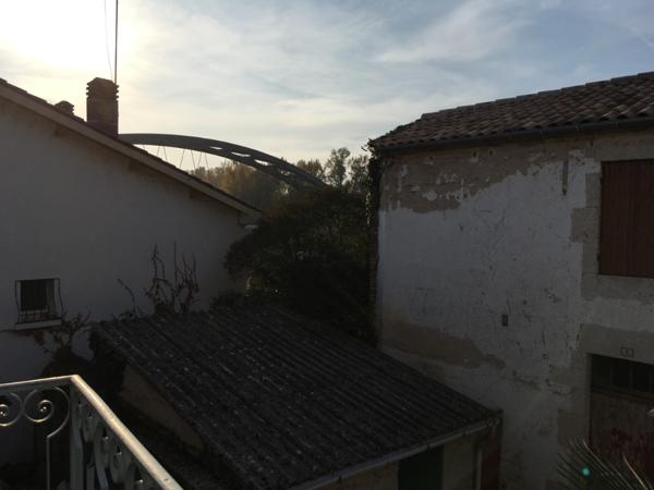 Castelmoron sur Lot, dans une rue calme, au premier étage d'un immeuble tranquille composé de deux logements, agréable T3 en bon état de 58,89 m2 comprenant séjour lumineux orienté est, deux chambres dont une grande avec un balcon agréable à l'ouest, sall , Castelmoron