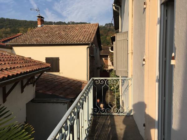 Castelmoron sur Lot, dans une rue calme, au premier étage d'un immeuble tranquille composé de deux logements, agréable T3 en bon état de 58,89 m2 comprenant séjour lumineux orienté est, deux chambres dont une grande avec un balcon agréable à l'ouest, sall , Castelmoron