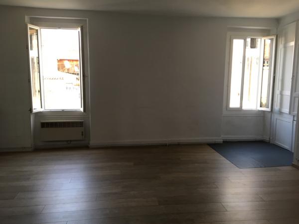 Castelmoron sur Lot, dans une rue calme, au premier étage d'un immeuble tranquille composé de deux logements, agréable T3 en bon état de 58,89 m2 comprenant séjour lumineux orienté est, deux chambres dont une grande avec un balcon agréable à l'ouest, sall , Castelmoron