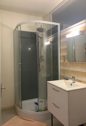 Castelmoron sur Lot, dans une rue calme, au premier étage d'un immeuble tranquille composé de deux logements, agréable T3 en bon état de 58,89 m2 comprenant séjour lumineux orienté est, deux chambres dont une grande avec un balcon agréable à l'ouest, sall , Castelmoron