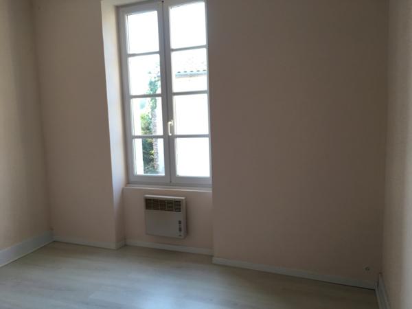 Castelmoron sur Lot, dans une rue calme, au premier étage d'un immeuble tranquille composé de deux logements, agréable T3 en bon état de 58,89 m2 comprenant séjour lumineux orienté est, deux chambres dont une grande avec un balcon agréable à l'ouest, sall , Castelmoron
