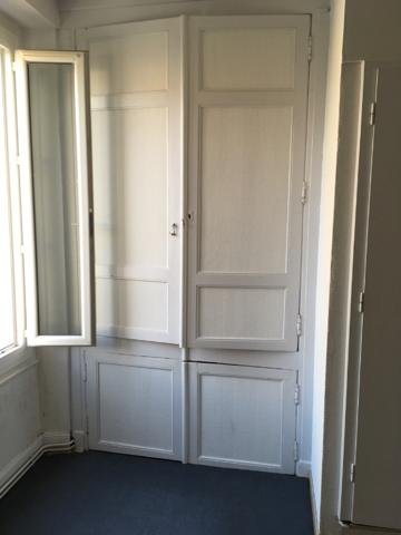 Castelmoron sur Lot, dans une rue calme, au premier étage d'un immeuble tranquille composé de deux logements, agréable T3 en bon état de 58,89 m2 comprenant séjour lumineux orienté est, deux chambres dont une grande avec un balcon agréable à l'ouest, sall , Castelmoron