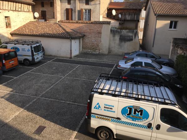 Castelmoron sur Lot, dans une rue calme, au premier étage d'un immeuble tranquille composé de deux logements, agréable T3 en bon état de 58,89 m2 comprenant séjour lumineux orienté est, deux chambres dont une grande avec un balcon agréable à l'ouest, sall , Castelmoron