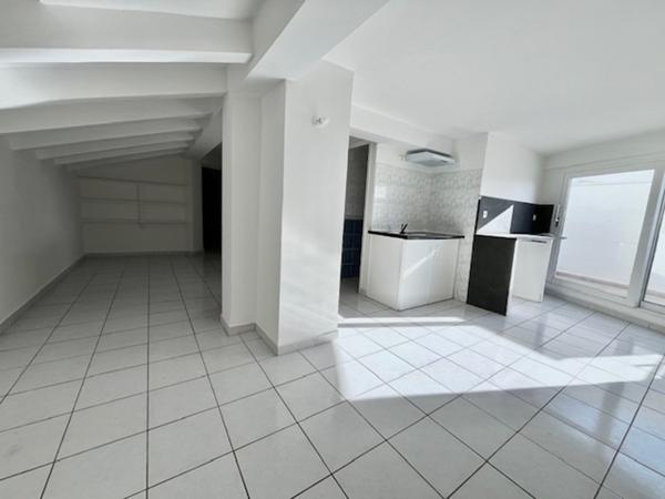 Magnifique T2 de style Loft de 39 m² carrez avec petite terrasse et comble au dernier étage avec ascenseur