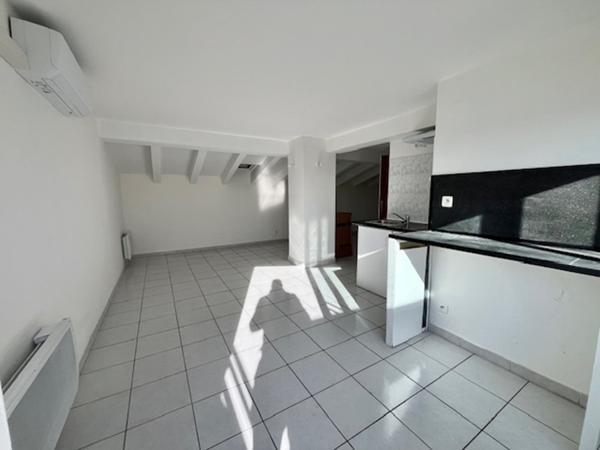 Magnifique T2 de style Loft de 39 m² carrez avec petite terrasse et comble au dernier étage avec ascenseur