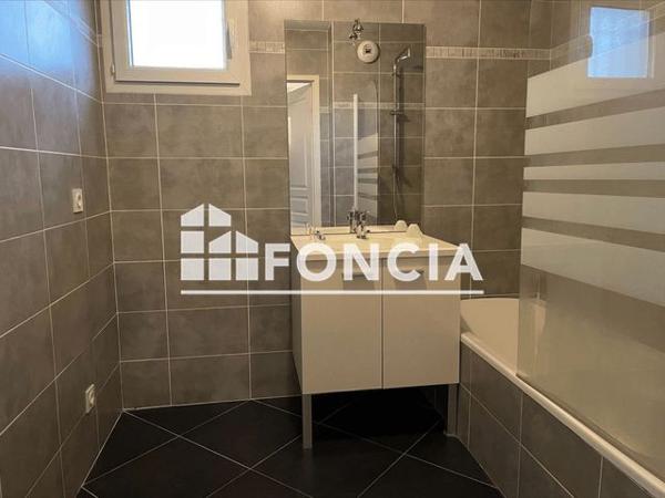 Location Appartement 3 pièces 61.5 m² - 11 RUE DU CHAMANDIER Gieres 38610