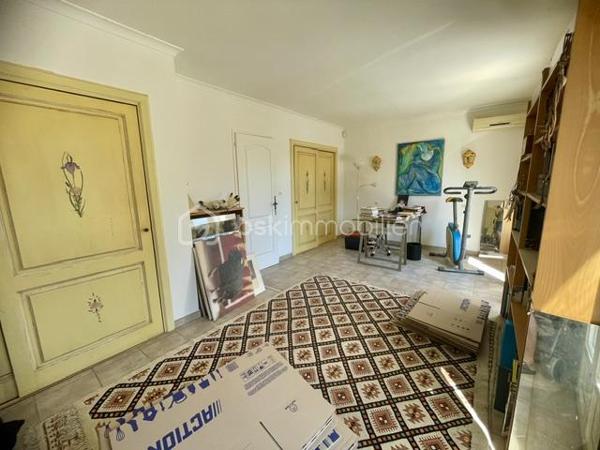!!!! OFFRE ACCEPTEE !!!!

EN EXCLUSIVITÉ – Maison provençale avec piscine et dépendance – Saint-Laurent-d’Aigouze

À découvrir sans tarder : située hors lotissement, dans un environnement calme et agréable, cette charmante maison de style provençal construite en 1997 vous séduira par son potentiel, ses volumes et ses nombreuses possibilités d’usage.

Édifiée sur une parcelle entièrement close et arborée, elle bénéficie d’un agréable espace extérieur avec piscine et pool house, idéal pour profiter pleinement des beaux jours et d'un emplacement parking pour vos véhicules.

La propriété se compose de deux logements totalement indépendants, offrant une réelle flexibilité : résidence familiale, activité libérale, accueil de proches ou revenu complémentaire grâce à la location saisonnière.

""" La maison principale – environ 109 m²
Elle comprend :
- une entrée
- une spacieuse pièce de vie lumineuse regroupant le salon séjour et la cuisine ouverte entièrement équipée
- un dégagement desservant des toilettes indépendantes, une buanderie et une grande salle de bains avec douche
- 2 belles chambres avec grands placards, avec possibilité de recréer facilement une 3ᵉ chambre, comme à l’origine

""" Le logement indépendant – environ 40 m². Idéal pour recevoir ou générer un revenu locatif :
Idéal pour recevoir ou générer un revenu locatif :
- une pièce de vie avec cuisine aménagée
- une chambre avec placard
- une salle d’eau avec WC

Quelques travaux seront à prévoir afin de rendre ce bien parfait et vous laissera l’opportunité de le personnaliser à votre goût.

Les plus de la localisation :
* Centre du village et ses commerces accessible à pied en 15 minutes
* Aigues-Mortes à 10 minutes
* Plages et bord de mer à seulement 20 minutes
* Montpellier et Nîmes à environ 30 minutes

Un bien aux multiples possibilités, rare sur le secteur – idéal pour une famille, un projet mixte ou un investissement locatif.
****Certaines photos ont été généré par IA***
Contactez moi pour organiser une visite !