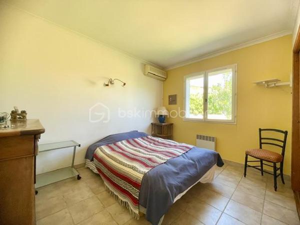!!!! OFFRE ACCEPTEE !!!!

EN EXCLUSIVITÉ – Maison provençale avec piscine et dépendance – Saint-Laurent-d’Aigouze

À découvrir sans tarder : située hors lotissement, dans un environnement calme et agréable, cette charmante maison de style provençal construite en 1997 vous séduira par son potentiel, ses volumes et ses nombreuses possibilités d’usage.

Édifiée sur une parcelle entièrement close et arborée, elle bénéficie d’un agréable espace extérieur avec piscine et pool house, idéal pour profiter pleinement des beaux jours et d'un emplacement parking pour vos véhicules.

La propriété se compose de deux logements totalement indépendants, offrant une réelle flexibilité : résidence familiale, activité libérale, accueil de proches ou revenu complémentaire grâce à la location saisonnière.

""" La maison principale – environ 109 m²
Elle comprend :
- une entrée
- une spacieuse pièce de vie lumineuse regroupant le salon séjour et la cuisine ouverte entièrement équipée
- un dégagement desservant des toilettes indépendantes, une buanderie et une grande salle de bains avec douche
- 2 belles chambres avec grands placards, avec possibilité de recréer facilement une 3ᵉ chambre, comme à l’origine

""" Le logement indépendant – environ 40 m². Idéal pour recevoir ou générer un revenu locatif :
Idéal pour recevoir ou générer un revenu locatif :
- une pièce de vie avec cuisine aménagée
- une chambre avec placard
- une salle d’eau avec WC

Quelques travaux seront à prévoir afin de rendre ce bien parfait et vous laissera l’opportunité de le personnaliser à votre goût.

Les plus de la localisation :
* Centre du village et ses commerces accessible à pied en 15 minutes
* Aigues-Mortes à 10 minutes
* Plages et bord de mer à seulement 20 minutes
* Montpellier et Nîmes à environ 30 minutes

Un bien aux multiples possibilités, rare sur le secteur – idéal pour une famille, un projet mixte ou un investissement locatif.
****Certaines photos ont été généré par IA***
Contactez moi pour organiser une visite !
