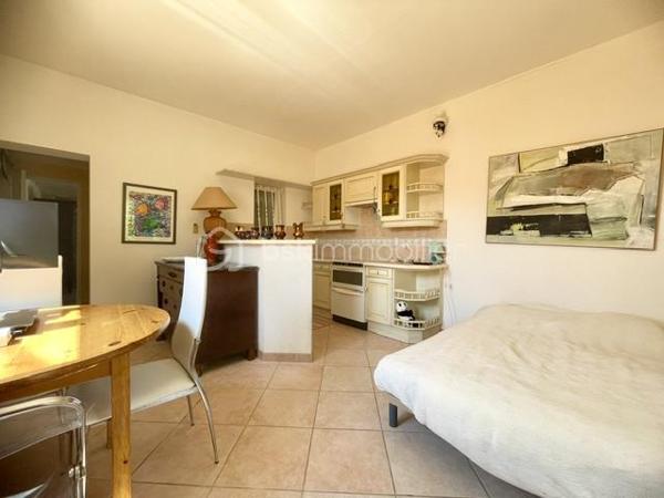 !!!! OFFRE ACCEPTEE !!!!

EN EXCLUSIVITÉ – Maison provençale avec piscine et dépendance – Saint-Laurent-d’Aigouze

À découvrir sans tarder : située hors lotissement, dans un environnement calme et agréable, cette charmante maison de style provençal construite en 1997 vous séduira par son potentiel, ses volumes et ses nombreuses possibilités d’usage.

Édifiée sur une parcelle entièrement close et arborée, elle bénéficie d’un agréable espace extérieur avec piscine et pool house, idéal pour profiter pleinement des beaux jours et d'un emplacement parking pour vos véhicules.

La propriété se compose de deux logements totalement indépendants, offrant une réelle flexibilité : résidence familiale, activité libérale, accueil de proches ou revenu complémentaire grâce à la location saisonnière.

""" La maison principale – environ 109 m²
Elle comprend :
- une entrée
- une spacieuse pièce de vie lumineuse regroupant le salon séjour et la cuisine ouverte entièrement équipée
- un dégagement desservant des toilettes indépendantes, une buanderie et une grande salle de bains avec douche
- 2 belles chambres avec grands placards, avec possibilité de recréer facilement une 3ᵉ chambre, comme à l’origine

""" Le logement indépendant – environ 40 m². Idéal pour recevoir ou générer un revenu locatif :
Idéal pour recevoir ou générer un revenu locatif :
- une pièce de vie avec cuisine aménagée
- une chambre avec placard
- une salle d’eau avec WC

Quelques travaux seront à prévoir afin de rendre ce bien parfait et vous laissera l’opportunité de le personnaliser à votre goût.

Les plus de la localisation :
* Centre du village et ses commerces accessible à pied en 15 minutes
* Aigues-Mortes à 10 minutes
* Plages et bord de mer à seulement 20 minutes
* Montpellier et Nîmes à environ 30 minutes

Un bien aux multiples possibilités, rare sur le secteur – idéal pour une famille, un projet mixte ou un investissement locatif.
****Certaines photos ont été généré par IA***
Contactez moi pour organiser une visite !