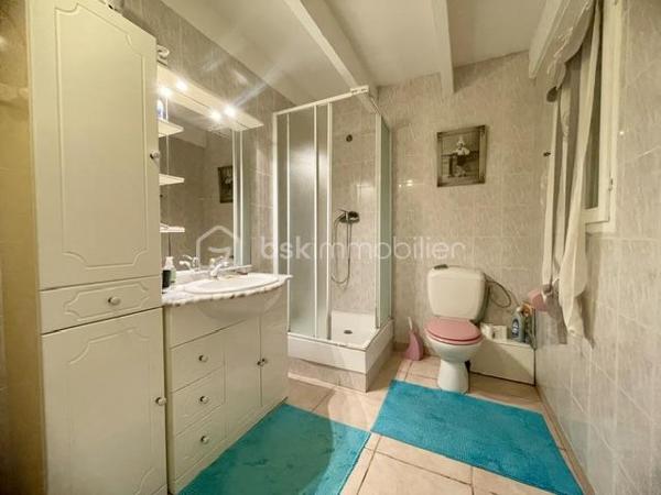 !!!! OFFRE ACCEPTEE !!!!

EN EXCLUSIVITÉ – Maison provençale avec piscine et dépendance – Saint-Laurent-d’Aigouze

À découvrir sans tarder : située hors lotissement, dans un environnement calme et agréable, cette charmante maison de style provençal construite en 1997 vous séduira par son potentiel, ses volumes et ses nombreuses possibilités d’usage.

Édifiée sur une parcelle entièrement close et arborée, elle bénéficie d’un agréable espace extérieur avec piscine et pool house, idéal pour profiter pleinement des beaux jours et d'un emplacement parking pour vos véhicules.

La propriété se compose de deux logements totalement indépendants, offrant une réelle flexibilité : résidence familiale, activité libérale, accueil de proches ou revenu complémentaire grâce à la location saisonnière.

""" La maison principale – environ 109 m²
Elle comprend :
- une entrée
- une spacieuse pièce de vie lumineuse regroupant le salon séjour et la cuisine ouverte entièrement équipée
- un dégagement desservant des toilettes indépendantes, une buanderie et une grande salle de bains avec douche
- 2 belles chambres avec grands placards, avec possibilité de recréer facilement une 3ᵉ chambre, comme à l’origine

""" Le logement indépendant – environ 40 m². Idéal pour recevoir ou générer un revenu locatif :
Idéal pour recevoir ou générer un revenu locatif :
- une pièce de vie avec cuisine aménagée
- une chambre avec placard
- une salle d’eau avec WC

Quelques travaux seront à prévoir afin de rendre ce bien parfait et vous laissera l’opportunité de le personnaliser à votre goût.

Les plus de la localisation :
* Centre du village et ses commerces accessible à pied en 15 minutes
* Aigues-Mortes à 10 minutes
* Plages et bord de mer à seulement 20 minutes
* Montpellier et Nîmes à environ 30 minutes

Un bien aux multiples possibilités, rare sur le secteur – idéal pour une famille, un projet mixte ou un investissement locatif.
****Certaines photos ont été généré par IA***
Contactez moi pour organiser une visite !