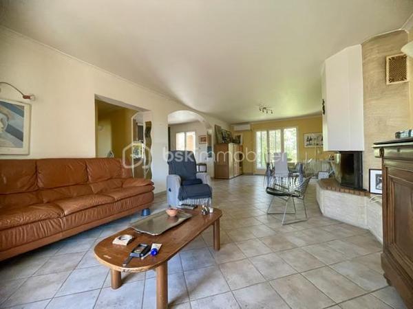 !!!! OFFRE ACCEPTEE !!!!

EN EXCLUSIVITÉ – Maison provençale avec piscine et dépendance – Saint-Laurent-d’Aigouze

À découvrir sans tarder : située hors lotissement, dans un environnement calme et agréable, cette charmante maison de style provençal construite en 1997 vous séduira par son potentiel, ses volumes et ses nombreuses possibilités d’usage.

Édifiée sur une parcelle entièrement close et arborée, elle bénéficie d’un agréable espace extérieur avec piscine et pool house, idéal pour profiter pleinement des beaux jours et d'un emplacement parking pour vos véhicules.

La propriété se compose de deux logements totalement indépendants, offrant une réelle flexibilité : résidence familiale, activité libérale, accueil de proches ou revenu complémentaire grâce à la location saisonnière.

""" La maison principale – environ 109 m²
Elle comprend :
- une entrée
- une spacieuse pièce de vie lumineuse regroupant le salon séjour et la cuisine ouverte entièrement équipée
- un dégagement desservant des toilettes indépendantes, une buanderie et une grande salle de bains avec douche
- 2 belles chambres avec grands placards, avec possibilité de recréer facilement une 3ᵉ chambre, comme à l’origine

""" Le logement indépendant – environ 40 m². Idéal pour recevoir ou générer un revenu locatif :
Idéal pour recevoir ou générer un revenu locatif :
- une pièce de vie avec cuisine aménagée
- une chambre avec placard
- une salle d’eau avec WC

Quelques travaux seront à prévoir afin de rendre ce bien parfait et vous laissera l’opportunité de le personnaliser à votre goût.

Les plus de la localisation :
* Centre du village et ses commerces accessible à pied en 15 minutes
* Aigues-Mortes à 10 minutes
* Plages et bord de mer à seulement 20 minutes
* Montpellier et Nîmes à environ 30 minutes

Un bien aux multiples possibilités, rare sur le secteur – idéal pour une famille, un projet mixte ou un investissement locatif.
****Certaines photos ont été généré par IA***
Contactez moi pour organiser une visite !
