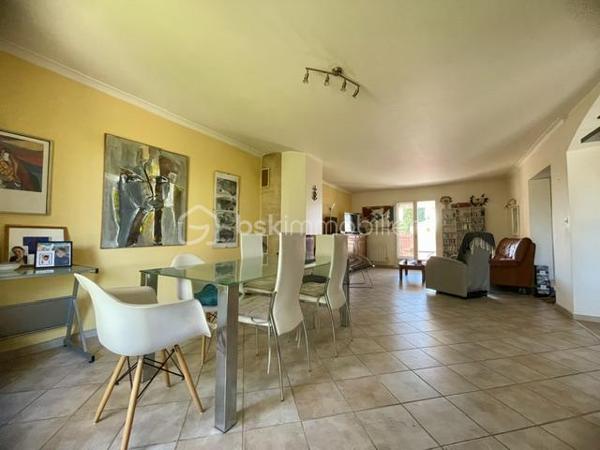 !!!! OFFRE ACCEPTEE !!!!

EN EXCLUSIVITÉ – Maison provençale avec piscine et dépendance – Saint-Laurent-d’Aigouze

À découvrir sans tarder : située hors lotissement, dans un environnement calme et agréable, cette charmante maison de style provençal construite en 1997 vous séduira par son potentiel, ses volumes et ses nombreuses possibilités d’usage.

Édifiée sur une parcelle entièrement close et arborée, elle bénéficie d’un agréable espace extérieur avec piscine et pool house, idéal pour profiter pleinement des beaux jours et d'un emplacement parking pour vos véhicules.

La propriété se compose de deux logements totalement indépendants, offrant une réelle flexibilité : résidence familiale, activité libérale, accueil de proches ou revenu complémentaire grâce à la location saisonnière.

""" La maison principale – environ 109 m²
Elle comprend :
- une entrée
- une spacieuse pièce de vie lumineuse regroupant le salon séjour et la cuisine ouverte entièrement équipée
- un dégagement desservant des toilettes indépendantes, une buanderie et une grande salle de bains avec douche
- 2 belles chambres avec grands placards, avec possibilité de recréer facilement une 3ᵉ chambre, comme à l’origine

""" Le logement indépendant – environ 40 m². Idéal pour recevoir ou générer un revenu locatif :
Idéal pour recevoir ou générer un revenu locatif :
- une pièce de vie avec cuisine aménagée
- une chambre avec placard
- une salle d’eau avec WC

Quelques travaux seront à prévoir afin de rendre ce bien parfait et vous laissera l’opportunité de le personnaliser à votre goût.

Les plus de la localisation :
* Centre du village et ses commerces accessible à pied en 15 minutes
* Aigues-Mortes à 10 minutes
* Plages et bord de mer à seulement 20 minutes
* Montpellier et Nîmes à environ 30 minutes

Un bien aux multiples possibilités, rare sur le secteur – idéal pour une famille, un projet mixte ou un investissement locatif.
****Certaines photos ont été généré par IA***
Contactez moi pour organiser une visite !