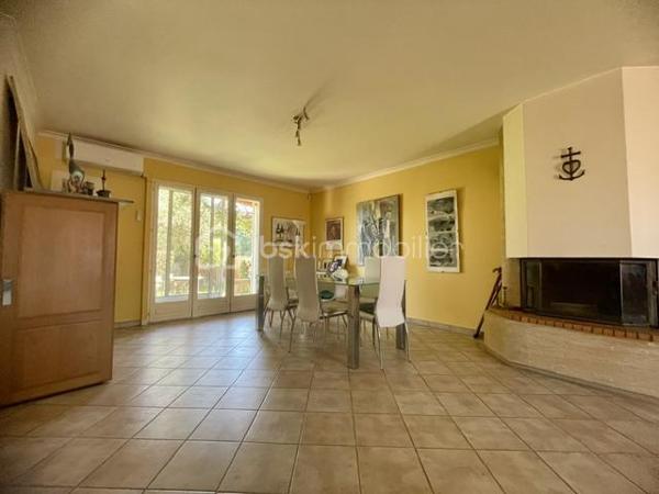 !!!! OFFRE ACCEPTEE !!!!

EN EXCLUSIVITÉ – Maison provençale avec piscine et dépendance – Saint-Laurent-d’Aigouze

À découvrir sans tarder : située hors lotissement, dans un environnement calme et agréable, cette charmante maison de style provençal construite en 1997 vous séduira par son potentiel, ses volumes et ses nombreuses possibilités d’usage.

Édifiée sur une parcelle entièrement close et arborée, elle bénéficie d’un agréable espace extérieur avec piscine et pool house, idéal pour profiter pleinement des beaux jours et d'un emplacement parking pour vos véhicules.

La propriété se compose de deux logements totalement indépendants, offrant une réelle flexibilité : résidence familiale, activité libérale, accueil de proches ou revenu complémentaire grâce à la location saisonnière.

""" La maison principale – environ 109 m²
Elle comprend :
- une entrée
- une spacieuse pièce de vie lumineuse regroupant le salon séjour et la cuisine ouverte entièrement équipée
- un dégagement desservant des toilettes indépendantes, une buanderie et une grande salle de bains avec douche
- 2 belles chambres avec grands placards, avec possibilité de recréer facilement une 3ᵉ chambre, comme à l’origine

""" Le logement indépendant – environ 40 m². Idéal pour recevoir ou générer un revenu locatif :
Idéal pour recevoir ou générer un revenu locatif :
- une pièce de vie avec cuisine aménagée
- une chambre avec placard
- une salle d’eau avec WC

Quelques travaux seront à prévoir afin de rendre ce bien parfait et vous laissera l’opportunité de le personnaliser à votre goût.

Les plus de la localisation :
* Centre du village et ses commerces accessible à pied en 15 minutes
* Aigues-Mortes à 10 minutes
* Plages et bord de mer à seulement 20 minutes
* Montpellier et Nîmes à environ 30 minutes

Un bien aux multiples possibilités, rare sur le secteur – idéal pour une famille, un projet mixte ou un investissement locatif.
****Certaines photos ont été généré par IA***
Contactez moi pour organiser une visite !