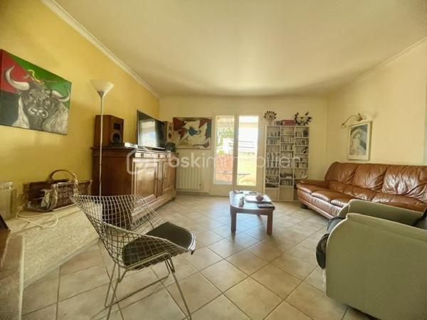 !!!! OFFRE ACCEPTEE !!!!

EN EXCLUSIVITÉ – Maison provençale avec piscine et dépendance – Saint-Laurent-d’Aigouze

À découvrir sans tarder : située hors lotissement, dans un environnement calme et agréable, cette charmante maison de style provençal construite en 1997 vous séduira par son potentiel, ses volumes et ses nombreuses possibilités d’usage.

Édifiée sur une parcelle entièrement close et arborée, elle bénéficie d’un agréable espace extérieur avec piscine et pool house, idéal pour profiter pleinement des beaux jours et d'un emplacement parking pour vos véhicules.

La propriété se compose de deux logements totalement indépendants, offrant une réelle flexibilité : résidence familiale, activité libérale, accueil de proches ou revenu complémentaire grâce à la location saisonnière.

""" La maison principale – environ 109 m²
Elle comprend :
- une entrée
- une spacieuse pièce de vie lumineuse regroupant le salon séjour et la cuisine ouverte entièrement équipée
- un dégagement desservant des toilettes indépendantes, une buanderie et une grande salle de bains avec douche
- 2 belles chambres avec grands placards, avec possibilité de recréer facilement une 3ᵉ chambre, comme à l’origine

""" Le logement indépendant – environ 40 m². Idéal pour recevoir ou générer un revenu locatif :
Idéal pour recevoir ou générer un revenu locatif :
- une pièce de vie avec cuisine aménagée
- une chambre avec placard
- une salle d’eau avec WC

Quelques travaux seront à prévoir afin de rendre ce bien parfait et vous laissera l’opportunité de le personnaliser à votre goût.

Les plus de la localisation :
* Centre du village et ses commerces accessible à pied en 15 minutes
* Aigues-Mortes à 10 minutes
* Plages et bord de mer à seulement 20 minutes
* Montpellier et Nîmes à environ 30 minutes

Un bien aux multiples possibilités, rare sur le secteur – idéal pour une famille, un projet mixte ou un investissement locatif.
****Certaines photos ont été généré par IA***
Contactez moi pour organiser une visite !