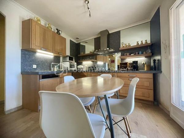 !!!! OFFRE ACCEPTEE !!!!

EN EXCLUSIVITÉ – Maison provençale avec piscine et dépendance – Saint-Laurent-d’Aigouze

À découvrir sans tarder : située hors lotissement, dans un environnement calme et agréable, cette charmante maison de style provençal construite en 1997 vous séduira par son potentiel, ses volumes et ses nombreuses possibilités d’usage.

Édifiée sur une parcelle entièrement close et arborée, elle bénéficie d’un agréable espace extérieur avec piscine et pool house, idéal pour profiter pleinement des beaux jours et d'un emplacement parking pour vos véhicules.

La propriété se compose de deux logements totalement indépendants, offrant une réelle flexibilité : résidence familiale, activité libérale, accueil de proches ou revenu complémentaire grâce à la location saisonnière.

""" La maison principale – environ 109 m²
Elle comprend :
- une entrée
- une spacieuse pièce de vie lumineuse regroupant le salon séjour et la cuisine ouverte entièrement équipée
- un dégagement desservant des toilettes indépendantes, une buanderie et une grande salle de bains avec douche
- 2 belles chambres avec grands placards, avec possibilité de recréer facilement une 3ᵉ chambre, comme à l’origine

""" Le logement indépendant – environ 40 m². Idéal pour recevoir ou générer un revenu locatif :
Idéal pour recevoir ou générer un revenu locatif :
- une pièce de vie avec cuisine aménagée
- une chambre avec placard
- une salle d’eau avec WC

Quelques travaux seront à prévoir afin de rendre ce bien parfait et vous laissera l’opportunité de le personnaliser à votre goût.

Les plus de la localisation :
* Centre du village et ses commerces accessible à pied en 15 minutes
* Aigues-Mortes à 10 minutes
* Plages et bord de mer à seulement 20 minutes
* Montpellier et Nîmes à environ 30 minutes

Un bien aux multiples possibilités, rare sur le secteur – idéal pour une famille, un projet mixte ou un investissement locatif.
****Certaines photos ont été généré par IA***
Contactez moi pour organiser une visite !