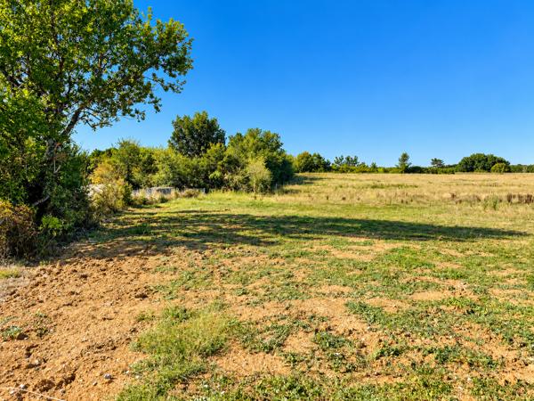 TERRAIN CONSTRUCTIBLE 2959m2 VIABILISE AU CALME - Labourgade (82100)