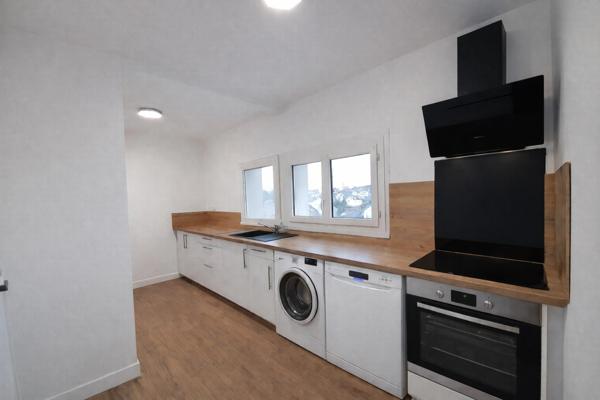 Appartement entièrement rénové-centre ville-stationnement sécurisé-balcon-2 chambres