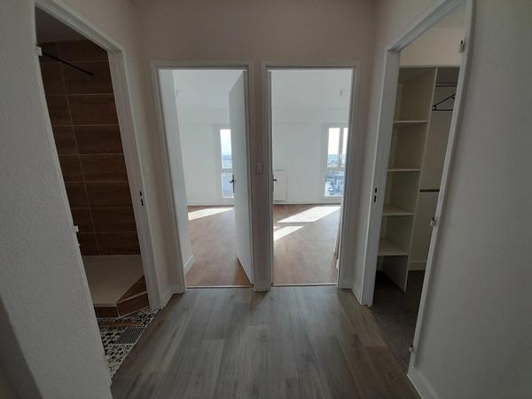Appartement entièrement rénové-centre ville-stationnement sécurisé-balcon-2 chambres