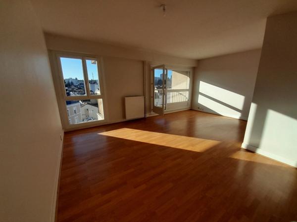Appartement entièrement rénové-centre ville-stationnement sécurisé-balcon-2 chambres