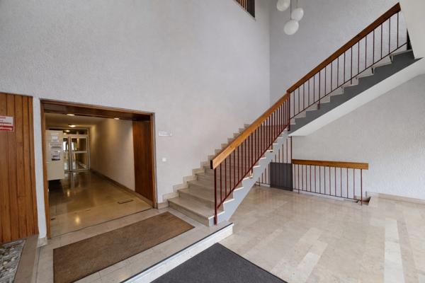 Appartement entièrement rénové-centre ville-stationnement sécurisé-balcon-2 chambres