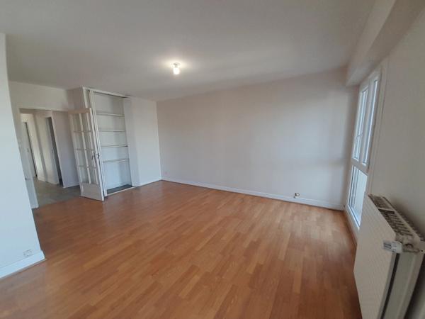 Appartement entièrement rénové-centre ville-stationnement sécurisé-balcon-2 chambres