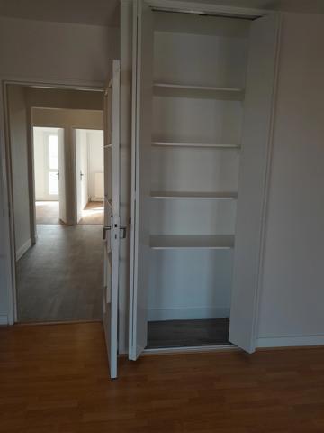 Appartement entièrement rénové-centre ville-stationnement sécurisé-balcon-2 chambres