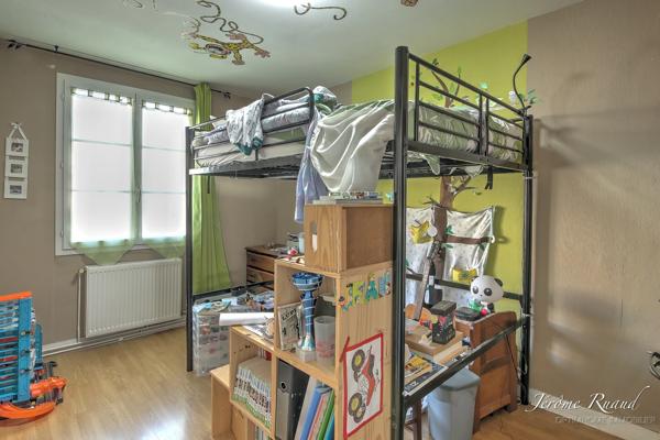 🌿 Maison familiale en pierre avec jardin arboré et dépendances