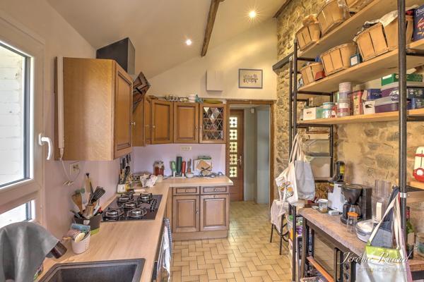 🌿 Maison familiale en pierre avec jardin arboré et dépendances