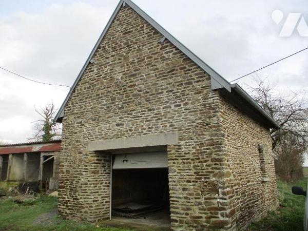 En campagne
Maison à rénover comprenant :
-au rez-de-chaussée : pièce de vie avec cheminée, a...