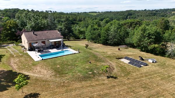 A vendre maison familiale de 142 m² au calme avec piscine chauffée et grand terrain !