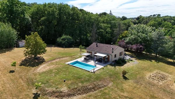 A vendre maison familiale de 142 m² au calme avec piscine chauffée et grand terrain !