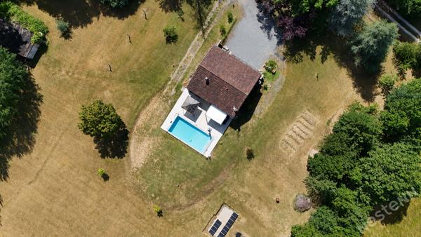 A vendre maison familiale de 142 m² au calme avec piscine chauffée et grand terrain !