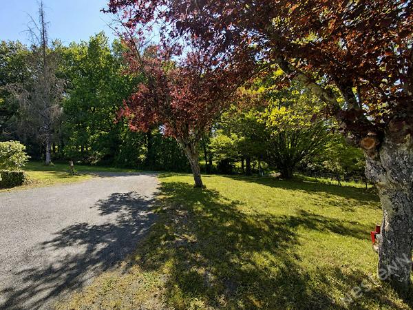 A vendre maison familiale de 142 m² au calme avec piscine chauffée et grand terrain !