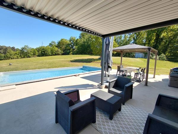 A vendre maison familiale de 142 m² au calme avec piscine chauffée et grand terrain !