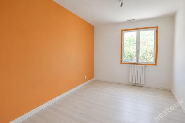 A vendre maison familiale de 142 m² au calme avec piscine chauffée et grand terrain !