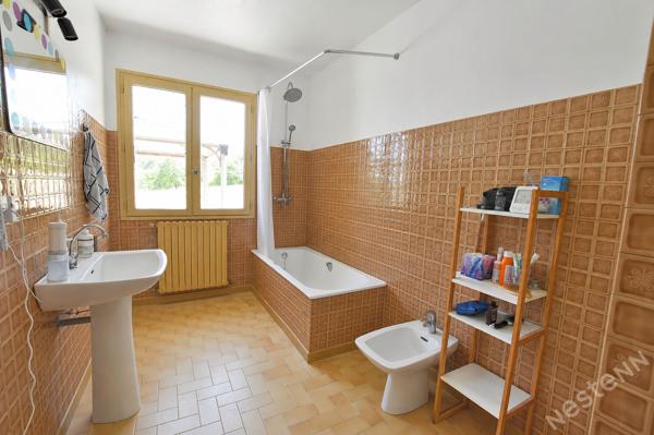 A vendre maison familiale de 142 m² au calme avec piscine chauffée et grand terrain !