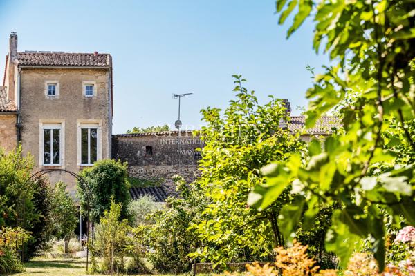 Saint Macaire – Élégante maison, 260 m² habitables et jardin arboré