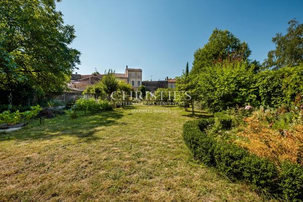 Saint Macaire – Élégante maison, 260 m² habitables et jardin arboré