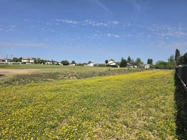 Terrain plat avec dépendance à Villeneuve sur Lot