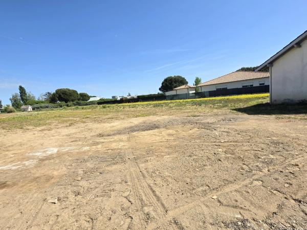 Terrain plat avec dépendance à Villeneuve sur Lot