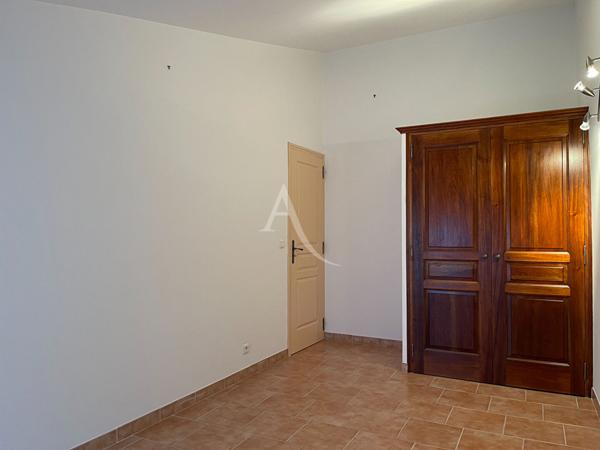 JOLIE MAISON DE VILLAGE DE 74M2 AVEC GARAGE, BALCON ET CAVE AU COEUR DE RIEZ (04).