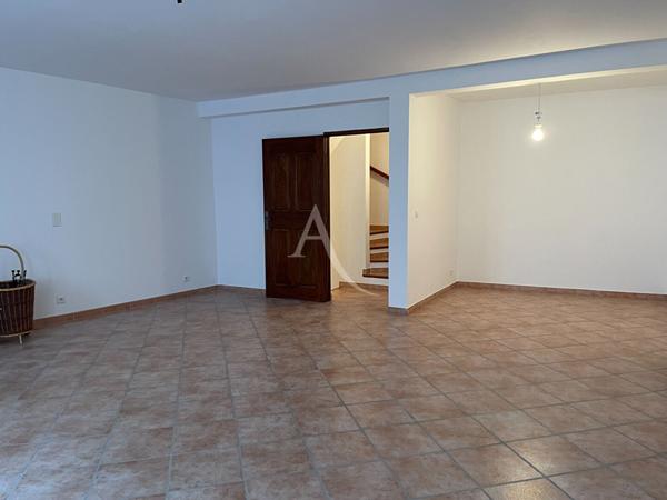 JOLIE MAISON DE VILLAGE DE 74M2 AVEC GARAGE, BALCON ET CAVE AU COEUR DE RIEZ (04).