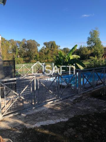 Maison traditionnelle sur 2 étages avec piscine et puits sur terrain de 1373 m2