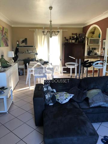 Maison traditionnelle sur 2 étages avec piscine et puits sur terrain de 1373 m2