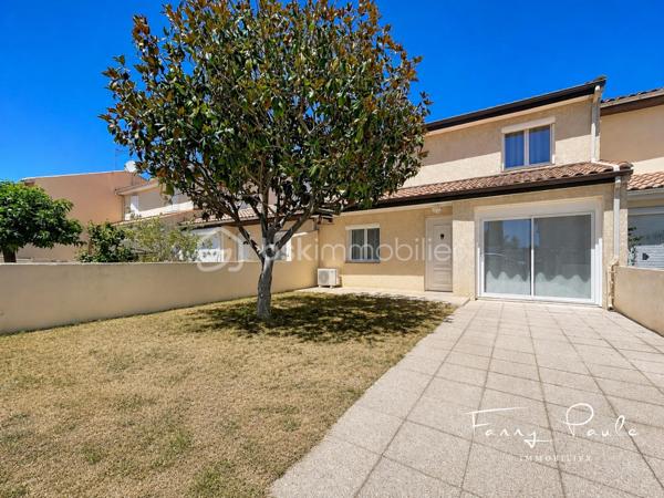 EXCLUSIVITÉ – Située dans un quartier résidentiel recherché de Sauvian, à proximité immédiate des commerces, écoles et commodités accessibles à pied, cette agréable maison familiale de 92 m² habitables est implantée sur une parcelle de 251 m².

Dès l'entrée, vous découvrirez une pièce de vie traversante, lumineuse et climatisée, composée d'un séjour-salle à manger agrémenté d'une cheminée, offrant un espace chaleureux et convivial.

La cuisine indépendante bénéficie d'un accès direct à l'extérieur, idéal pour profiter des repas en terrasse et des beaux jours.

Le rez-de-chaussée comprend également un bureau pouvant convenir au télétravail ou à une activité indépendante ainsi qu'une salle d'eau avec WC.

À l'étage, l'espace nuit propose trois chambres avec rangements, une seconde salle d'eau, un WC indépendant ainsi qu'un espace de stockage pratique.

À l'extérieur, la propriété dispose d'un agréable jardin d'accueil permettant le stationnement de plusieurs véhicules sur la parcelle.

À l'arrière, une terrasse carrelée prolonge les espaces de vie et s'accompagne d'un barbecue maçonné ainsi que d'un abri de rangement. Le terrain, facile d'entretien, offre un beau potentiel d'aménagement et peut accueillir une piscine.

Un puits et un système d'arrosage automatique complètent les prestations.

À seulement quelques minutes de Béziers et des plages méditerranéennes, cette maison fonctionnelle et bien entretenue constitue une belle opportunité pour une résidence principale ou secondaire.

Pour toute information complémentaire ou pour organiser une visite, contactez Fanny PAULE.